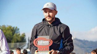 Feliz. El entrerriano Juan Cruz Bustos tuvo una destacada participación en suelo europeo. Cumplió sus metas, logró el primer puesto y posó con su merecido premio.