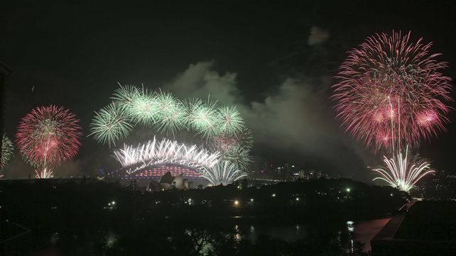 La bahía de Sydeney iluminada por los fuegos artificiales.&nbsp;