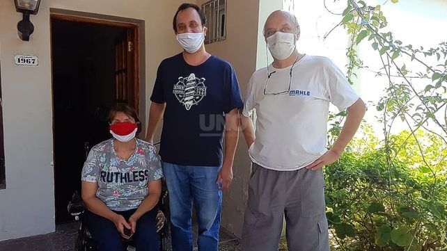 El Padre Matías Camussi junto a su familia