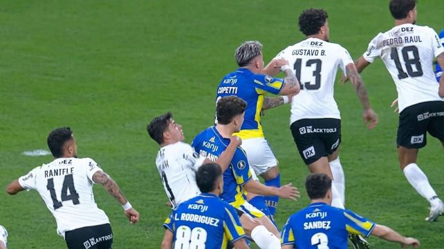 Gabriel Paulista toma del cuello a Ignacio Ovando