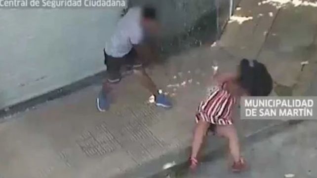 Una brutal golpiza de un hombre a una mujer en plena calle