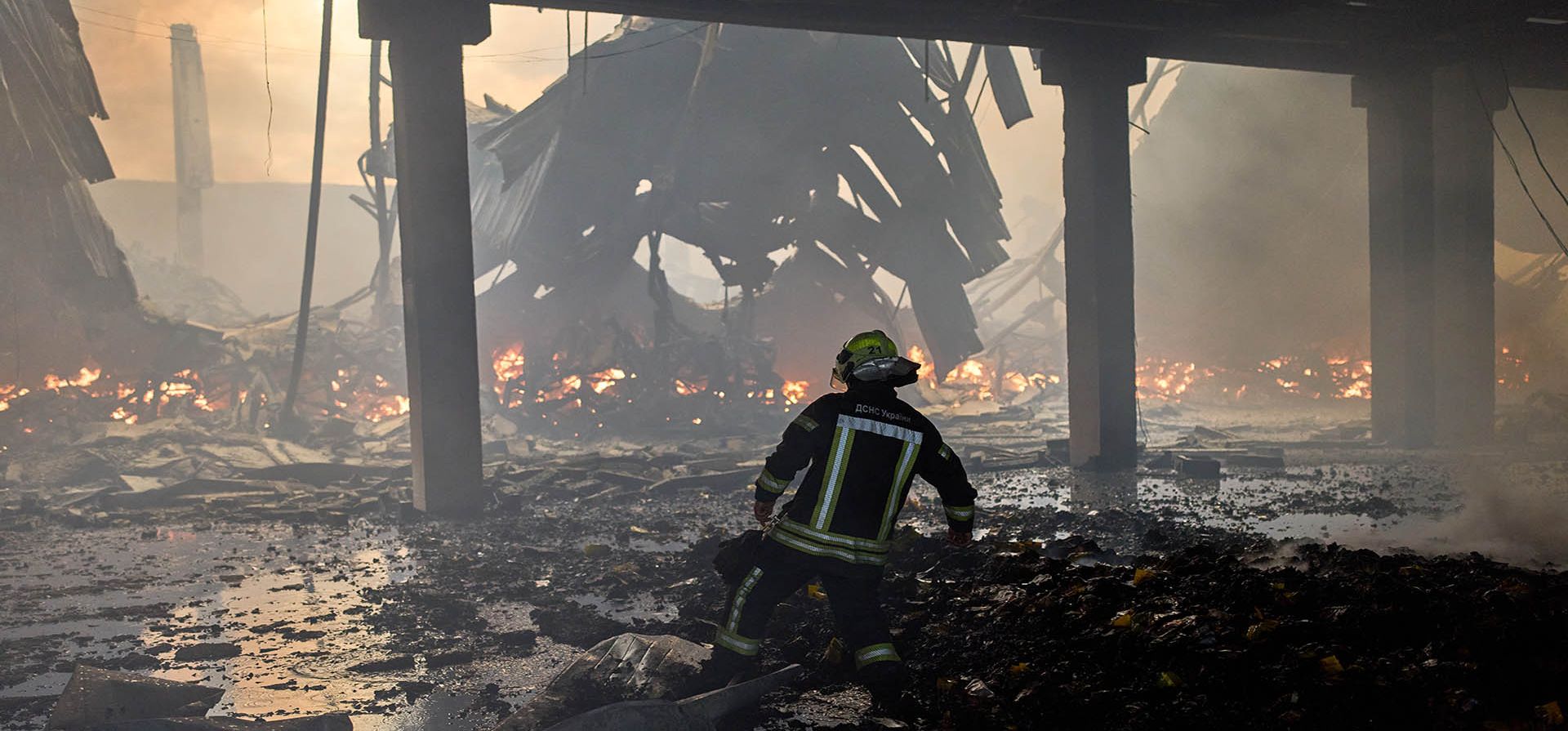 Un bombero intenta extinguir un incendio en un almacén destruido tras los ataques de drones rusos en las afueras de Kiev, Ucrania, el jueves 27 de agosto de 2026. (Foto AP/Francisco Seco)