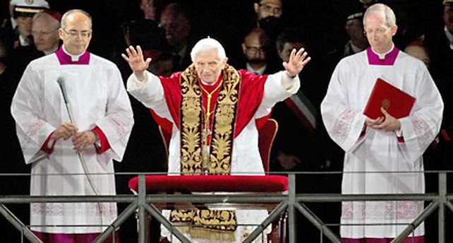 Benedicto XVI: Frente al dolor familiar miremos la cruz de Cristo