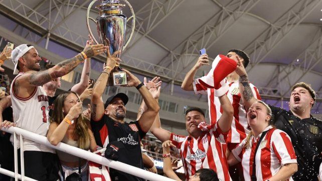 Estudiantes campeón, con Sebastián Verón en la tribuna y Claudio Chiqui Tapia en el centro de escena