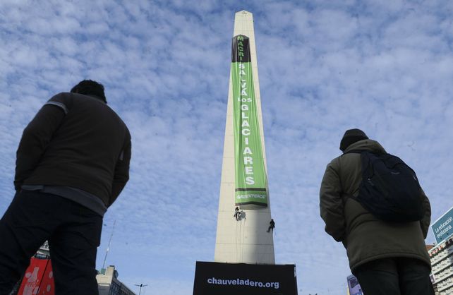 La bandera que desplegaron los activistas de Greenpeace en el Obelisco.