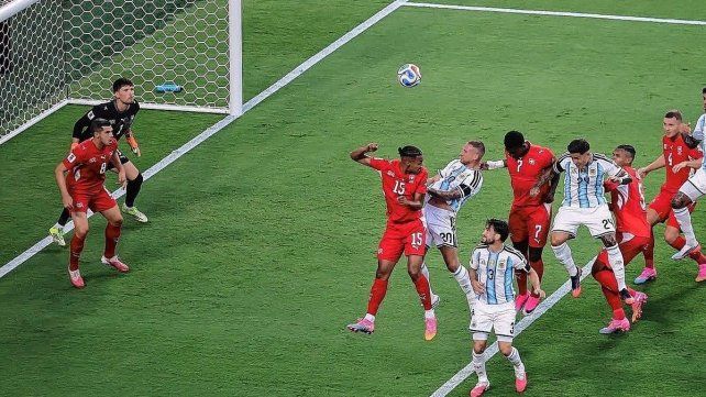 EL cabezazo de Mac Allister que se transformó en el gol de la Argentina.