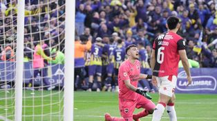 Macagno no le encuentra explicación, mientras todo el Gigante festeja el gol de la victoria.