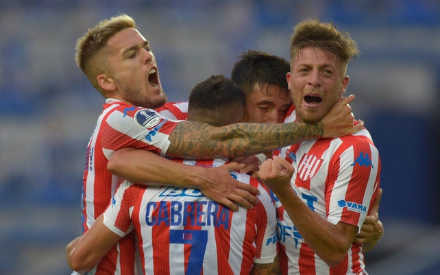 Unión derrotó a Emelec 2-1 y por primera vez en su historia clasificó a los octavos de final de la Copa Sudamericana.