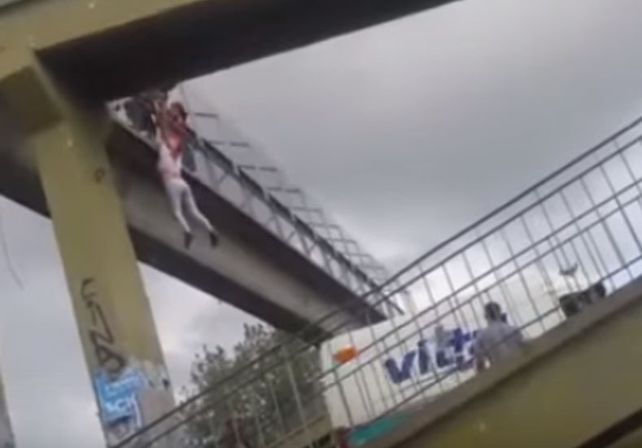 Un policía salvó a una mujer que quiso suicidarse y quedó colgada de un puente
