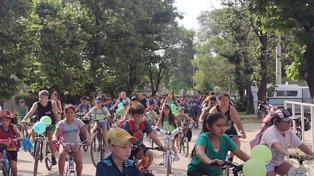 La jornada también fue acompañada por vecinos que aplaudieron el paso de los pequeños ciclistas.&nbsp;