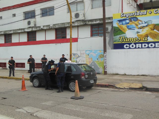La policía realizó operativos de control de personas y vehículos