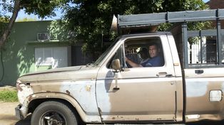 Camioneta y altoparlante, indispensables. Alcides Ríos es un histórico reciclador de Rosario.