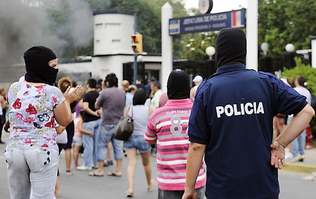 Postal repudiable. Uniformados con capuchas durante la protesta.