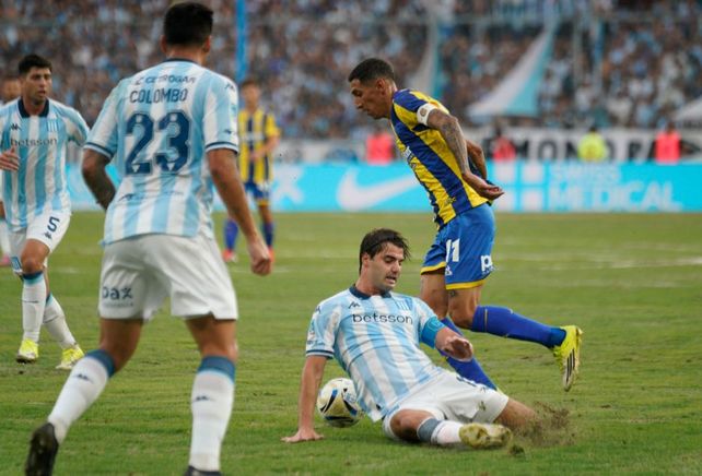 Di María engancha ante Sosa en la previa del golazo quue convirtió en el triunfo de Central en Avellaneda.