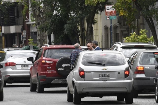 Doble fila frente a los colegios de la ciudad.