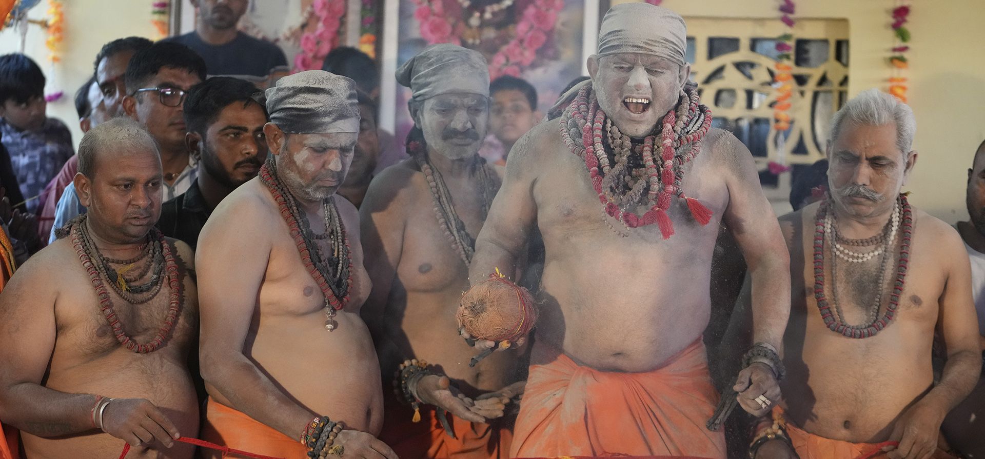 Hombres santos hindúes realizan rituales antes de bañarse con cenizas en un crematorio en la aldea de Zulasan, distrito de Mehsana, estado de Gujarat, durante el festival Shivratri, India, el miércoles 26 de febrero de 2025. (Foto AP/Ajit Solanki) Hombres santos hindúes realizan rituales antes de bañarse con cenizas en un crematorio en la aldea de Zulasan, distrito de Mehsana, estado de Gujarat, durante el festival Shivratri, India, el miércoles 26 de febrero de 2025. (Foto AP/Ajit Solanki)