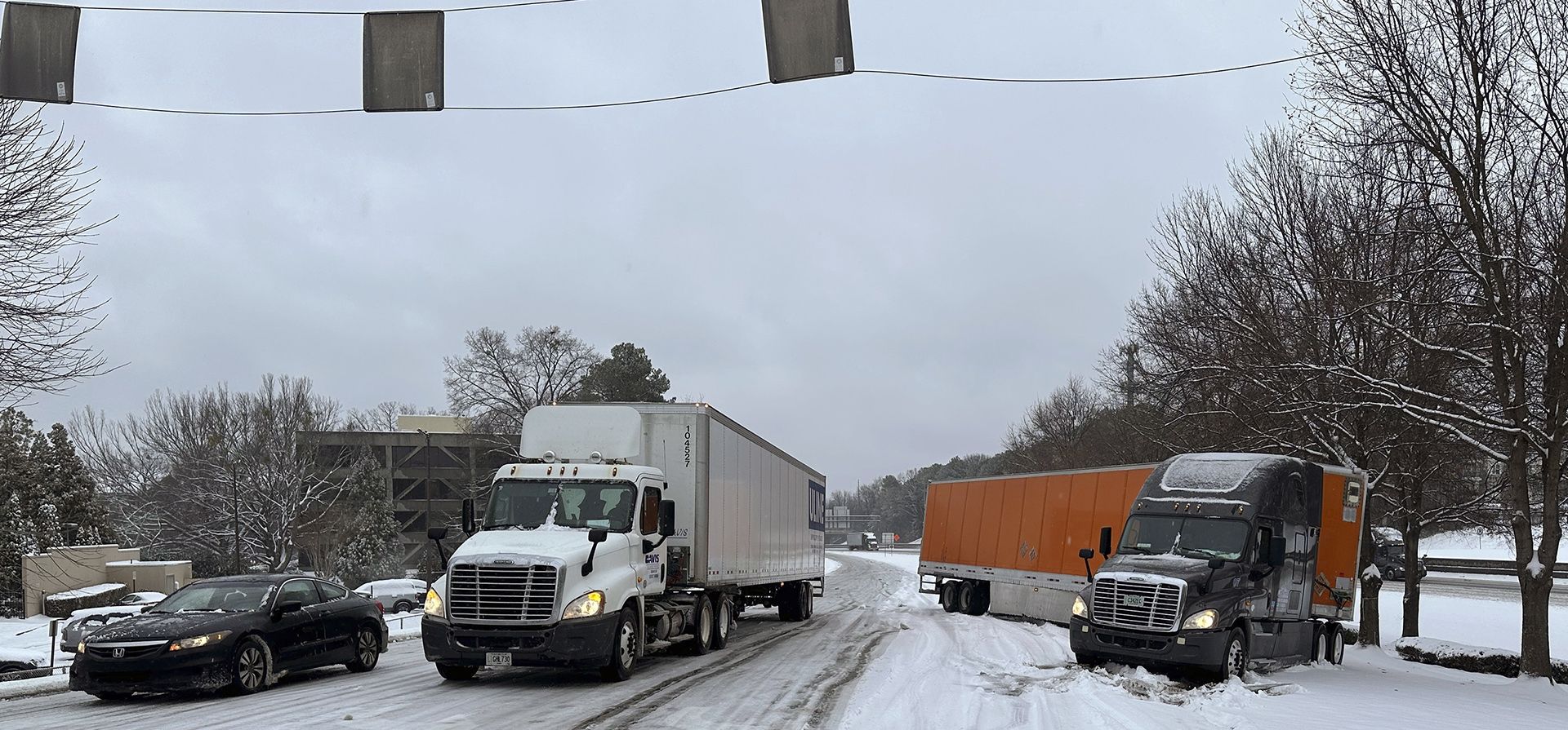 Un camión se desvía mientras otro hace girar sus ruedas en una rampa de salida llena de aguanieve de la carretera interestatal 285 al noreste del centro de Atlanta el viernes 10 de enero de 2025. (Foto AP/Jeff Amy) Un camión se desvía mientras otro hace girar sus ruedas en una rampa de salida llena de aguanieve de la carretera interestatal 285 al noreste del centro de Atlanta el viernes 10 de enero de 2025. (Foto AP/Jeff Amy)
