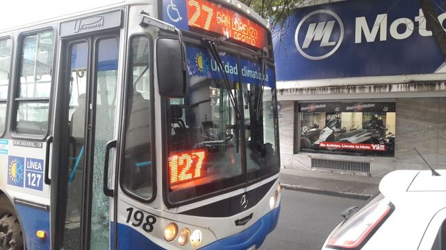 Un hombre golpeó a su novia y luego baleó el colectivo al que la joven subió para huir