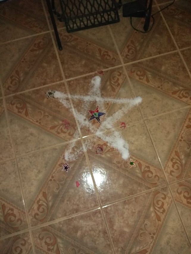Hallan a una mujer muerta en un escenario con tintes de magia negra