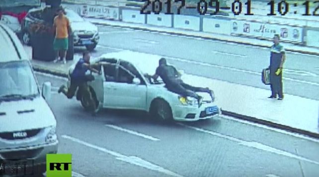 Huyó de un control vehicular con un policía en el capot