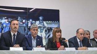 La ministra de Seguridad, Patricia Bullrich, al anunciar la noticia en una conferencia de prensa junto a su par cordobés Juan Pablo Quintero, y los ministros Guillermo Francos y Luis Petri.