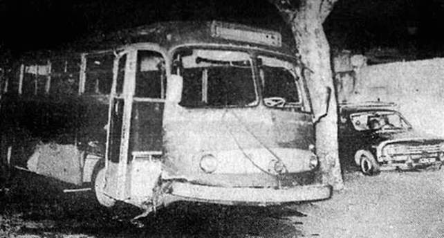 El colectivo en el que viajaban los policías que venían de hacer adicionales en la cancha de Central.