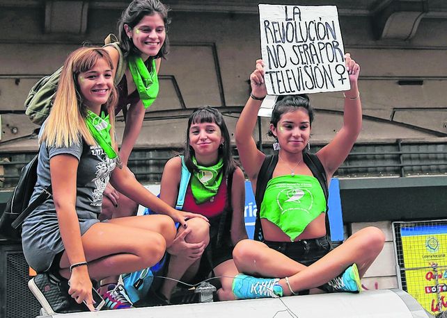 a favor. Grupos feministas argumentan los derechos de la mujer.