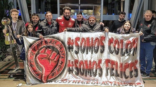 Hinchas de Colón fueron a saludar a Domínguez al hotel