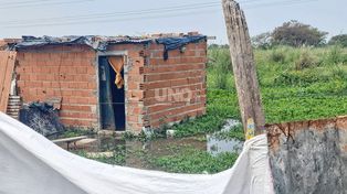 La Vuelta del Paraguayo: vecinos preocupados por el avance del agua en sus casas 