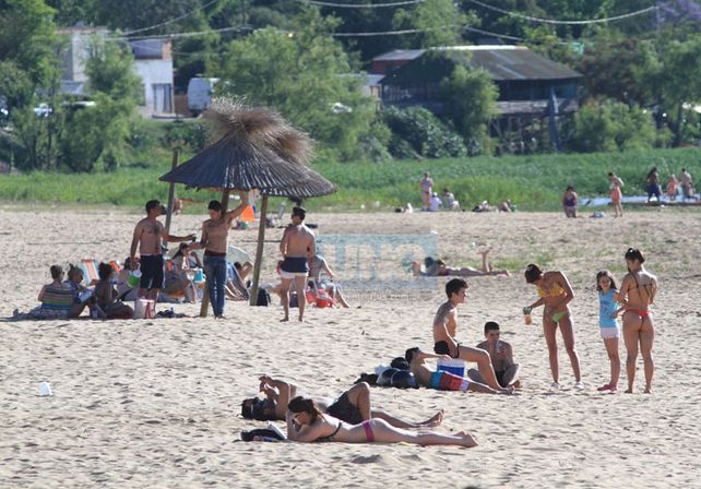 A pleno.  Fueron muchos los paranaenses que aprovecharon para disfrutar en la arena.  Foto UNO/Juan Ignacio Pereira