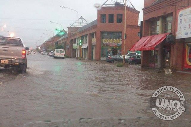Correntoso. Un sector de avenida Almafuerte cuando los desagües ya no podían contener el caudal de agua.  Foto Gentileza/Paraná hacia el Mundo.