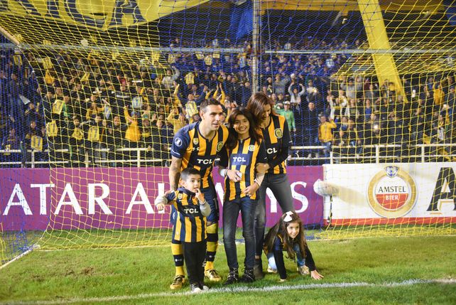 En familia. Germán Herrera festeja junto a sus seres queridos su última función en el Gigante.