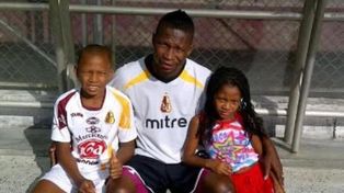 Jaminton Campaz junto a su hermano mayor, Mike (exjugador profesional y ahora DT), y su hermana Bianca.