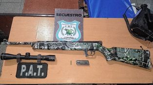Apresaron a dos violentos tiratiros: tenían una carabina calibre 22 cargada con mira telescópica 