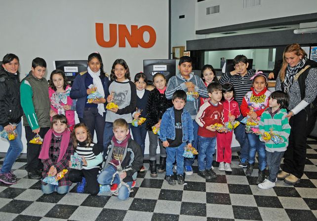 Todos los ganadores posaron para la foto después de recibir los premios.