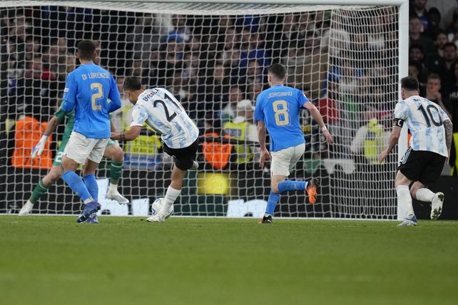 Dybala aprovechó e hizo el tercero. Messi lo mira.