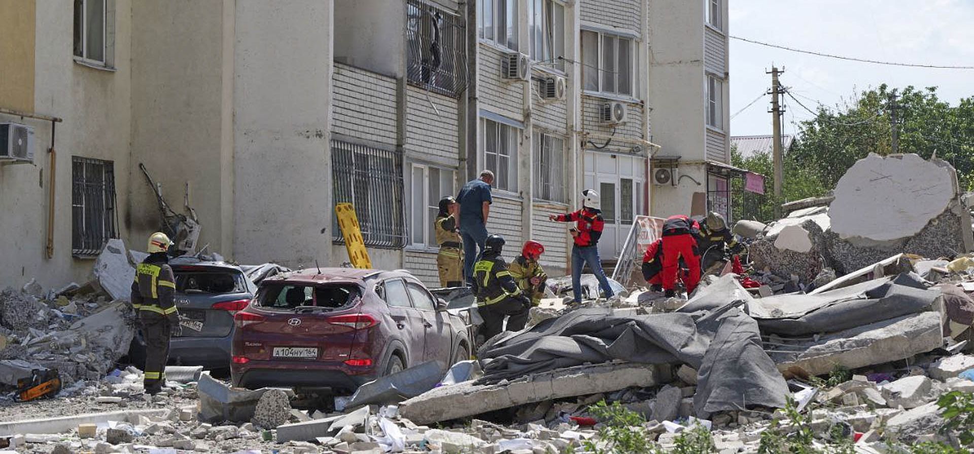 Rescatistas trabajan en el lugar de una explosión en un edificio de apartamentos en Saratov, Rusia. (Canal oficial de Telegram del gobernador de la región de Saratov, Roman Busargin, vía AP) Rescatistas trabajan en el lugar de una explosión en un edificio de apartamentos en Saratov, Rusia. (Canal oficial de Telegram del gobernador de la región de Saratov, Roman Busargin, vía AP)