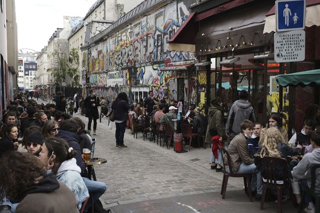 Cientos de personas coparon las terrazas de los cafés en París. Las terrazas de cafés y restaurantes reabrieron el miércoles después de un cierre de seis meses por la pandemia.