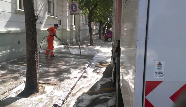 Desinfectan zonas de bancos y establecimientos de salud