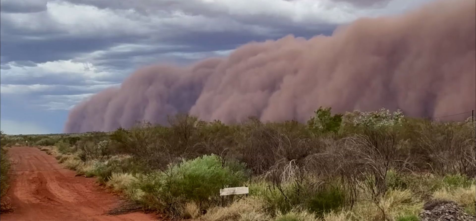 Una tormenta de polvo atraviesa el desierto de Tanami en el Territorio del Norte, Tanami, Australia. Fotografía: Lachlan Marchant / Severe Weather Australia Una tormenta de polvo atraviesa el desierto de Tanami en el Territorio del Norte, Tanami, Australia. Fotografía: Lachlan Marchant / Severe Weather Australia