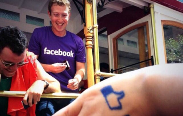 El padre de Facebook se divierte en el Gay Parade de San Francisco.