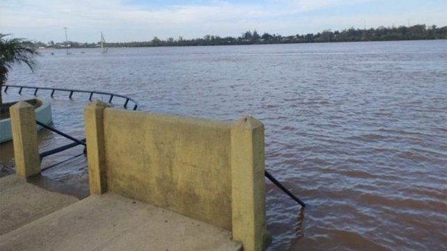 El Uruguay no para de crecer: calles anegadas y comerciantes evacuados en Concordia