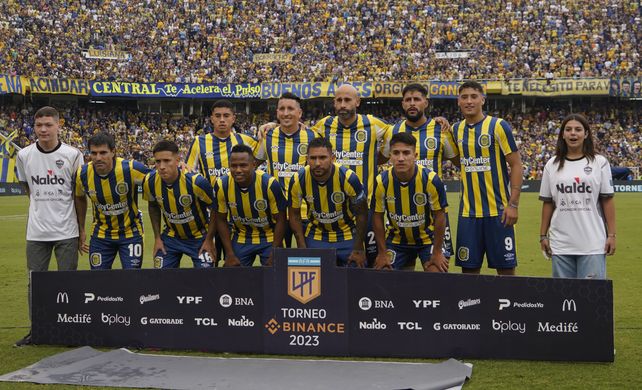 Canallas. Casi todo el equipo posó antes de largar el partido con Boca para la foto: faltó Fatu Broun.