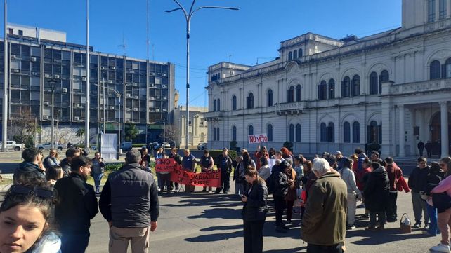 Varias personas se expresaron frente a Casa de Gobierno