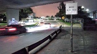 Miedo al silencio, reza el extraño cartel que apareció debajo del Puente Oroño.