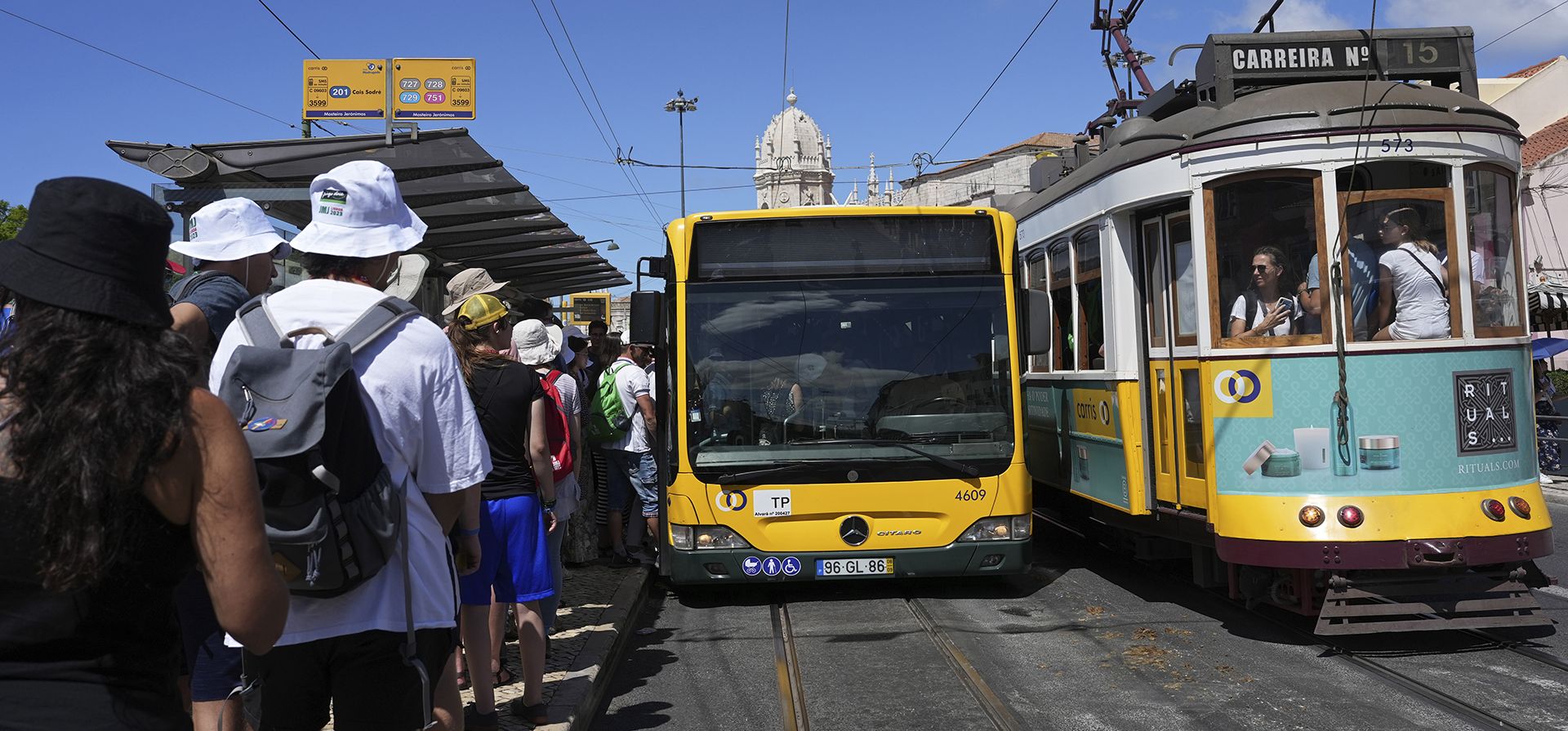 Peregrinos de la Jornada Mundial de la Juventud hacen fila para tomar el transporte público afuera del monasterio de los Jerónimos del siglo XVI, en el fondo, en Lisboa, el martes 1 de agosto de 2023. El papa Francisco visitará el monasterio cuando llegue el 2 de agosto para asistir al evento internacional. (AP Photo/Ana Brigida) Peregrinos de la Jornada Mundial de la Juventud hacen fila para tomar el transporte público afuera del monasterio de los Jerónimos del siglo XVI, en el fondo, en Lisboa, el martes 1 de agosto de 2023. El papa Francisco visitará el monasterio cuando llegue el 2 de agosto para asistir al evento internacional. (AP Photo/Ana Brigida)