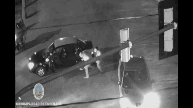 El agresor lanza una de sus primeras trompadas. Luego el taxista caería y recibiría otras siete u ocho en pleno rostro. &nbsp;