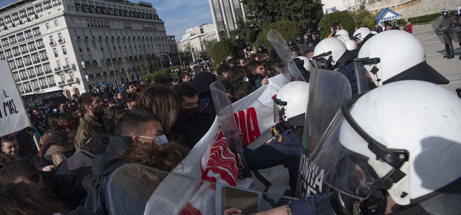 La gente se pelea con la policía antidisturbios durante una protesta contra los planes del gobierno de centroderecha de Grecia de permitir universidades privadas, en el centro de Atenas, el jueves 11 de enero de 2024. (Foto AP/Michael Varaklas) La gente se pelea con la policía antidisturbios durante una protesta contra los planes del gobierno de centroderecha de Grecia de permitir universidades privadas, en el centro de Atenas, el jueves 11 de enero de 2024. (Foto AP/Michael Varaklas)