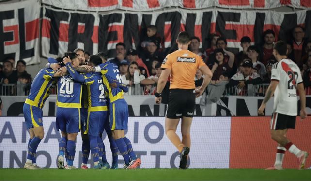 Central logró un gran triunfo de visitante, ante River en el Monumental. Fue el inicio de la levantada del Canalla en el Clausura.