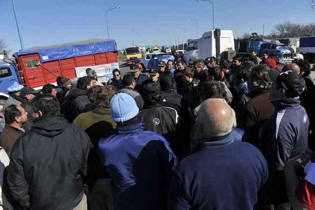 Asambleas. Los manifestantes decidieron levantar los cortes en las rutas y apostarse en las plantas y banquinas.